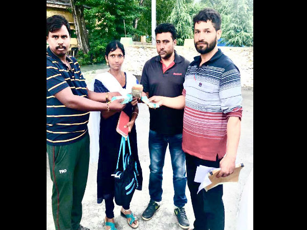 Srinagar Cop Returns Bag With Rs. 90,000 To Owner. It Had Pension Savings Srinagar Cop Returns Bag With Rs. 90,000 To Owner. It Had Pension Savings