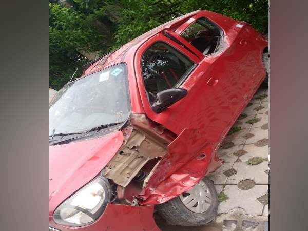 नीचे पार्किंग में खड़ी कारों में गिरा फ्लैट का हिस्सा