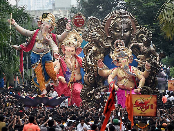 फूल, फल, मिठाई, दूध और मोदक