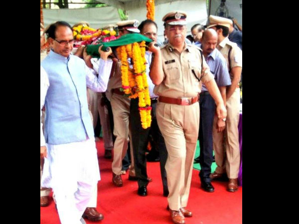 Martyr cop laid to rest, MP CM stands by kin Martyr cop laid to rest, MP CM stands by kin