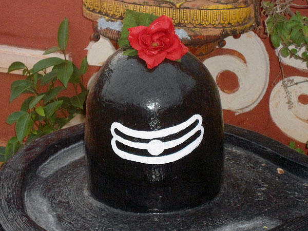 दूसरी बात, शिवलिंग के काले पत्थर से जुड़ी है...