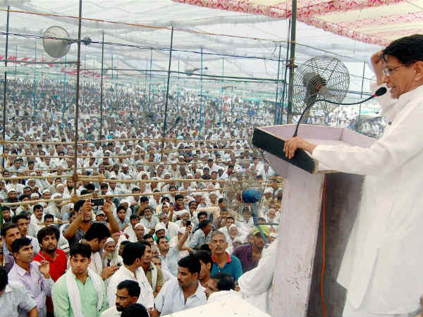 'जाटों के सपने में आकर वोट देने को कह जाते हैं चरण सिंह'