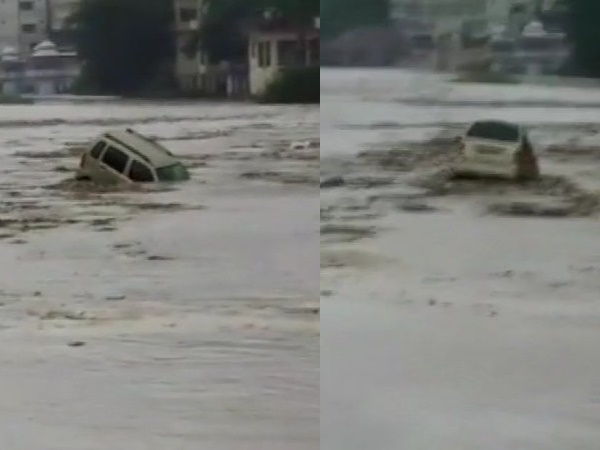 हरिद्वार में नदी में बही कार