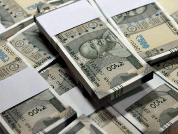 सफाई करते वक्त नानजी भाई ने ऑटो में देखा बैग