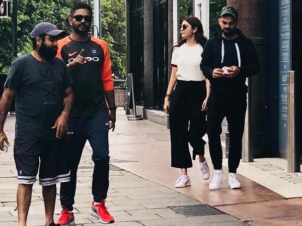 पति के संग समय बिताने इंग्लैंड पहुंची अनुष्का
