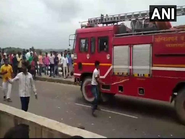 भीड़ ने कई वाहनों को किया आग के हवाले