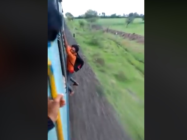 सोशल मीडिया पर वायरल हो रहा वीडियो