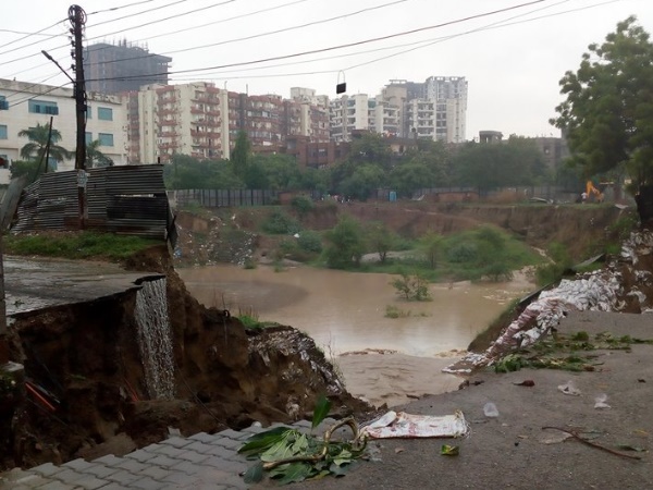 वसुंधरा में रोड के बींचोबीच बना झरना