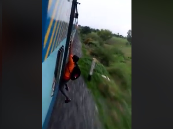 लड़के को लटकता देख किसी ने नहीं खींची चेन