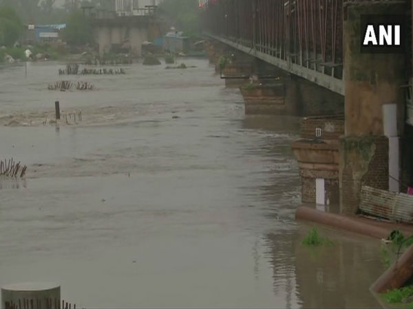 हथिनी कुंड बैराज से छोड़ा गया पानी