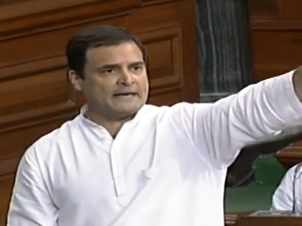 पीएम मोदी की सीट पर जाकर मिले गले