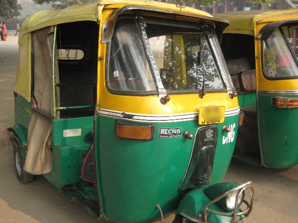 बैग देखते ही आई बुजुर्ग दंपति की जान में जान
