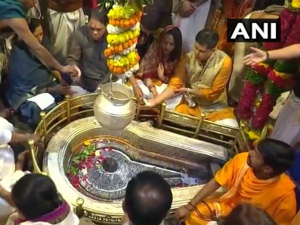 शिवलिंग पर जल और दूध अर्पित करें