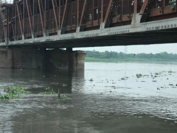 Delhi: Yamuna crossed Danger level, Close the traffic on old Yamuna bridge Delhi: Yamuna crossed Danger level, Close the traffic on old Yamuna bridge