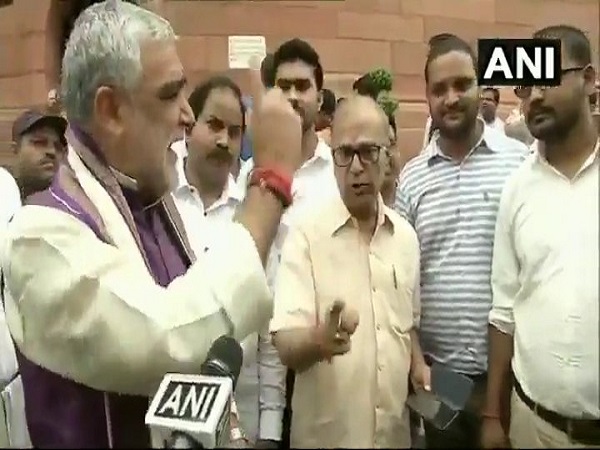 BJP MP Ashwini Choubey and Congress MP Pradip Bhattacharya argue in Parliament premises over NRC Assam BJP MP Ashwini Choubey and Congress MP Pradip Bhattacharya argue in Parliament premises over NRC Assam