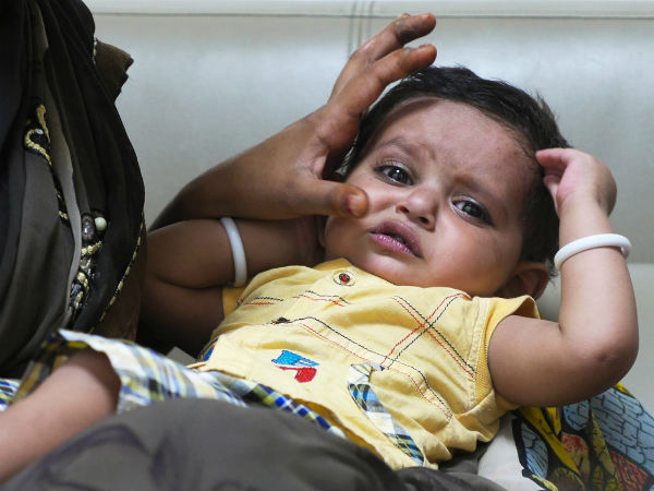 छोटा सा बेटा जिंदगी और मौत के बीच झूल रहा है...