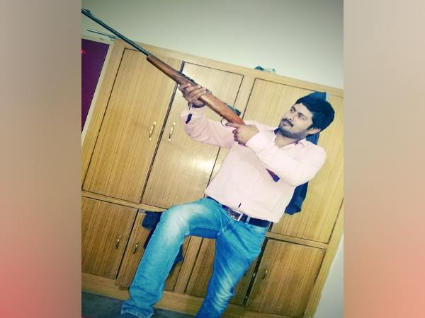 शहर के दबंग हैं अभिषेक टेकारी और उसके साथी