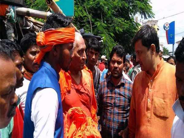 BJP workers attack Swamy Agnivesh in pakur Jharkhand tear his clothes BJP workers attack Swamy Agnivesh in pakur Jharkhand tear his clothes