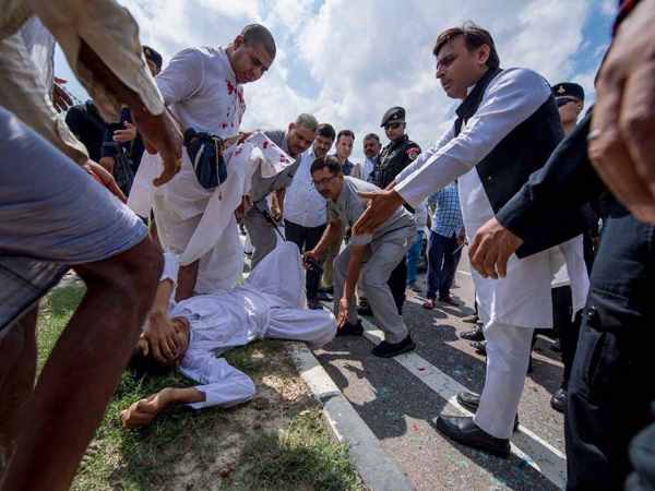 ex cm akhilesh yadav helped injured peoples now everyone is praising ex cm akhilesh yadav helped injured peoples now everyone is praising