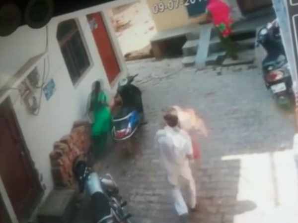 man chases women with a burning lpg cylinde video viral in allahabad man chases women with a burning lpg cylinde video viral in allahabad