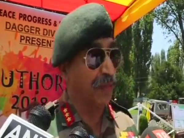 कश्मीरी युवाओं से मेरी अपील है कि सेना पर पत्थर ना फेंके कश्मीरी युवाओं से मेरी अपील है कि सेना पर पत्थर ना फेंके