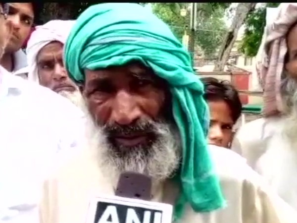 अकबर गायों को पकड़कर चल रहा था इसलिए वह भागा नहीं