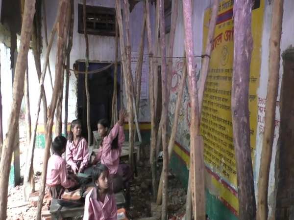 varanasi students are compell to study beneth of underconstruction roof varanasi students are compell to study beneth of underconstruction roof