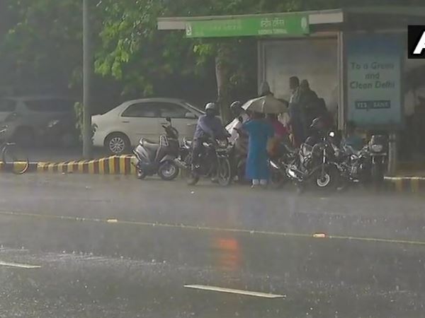 VIDEO: बारिश के बाद दिल्ली सचिवालय में भरा पानी, फाइलें उठाकर दौड़ते दिखें कर्मचारी VIDEO: बारिश के बाद दिल्ली सचिवालय में भरा पानी, फाइलें उठाकर दौड़ते दिखें कर्मचारी