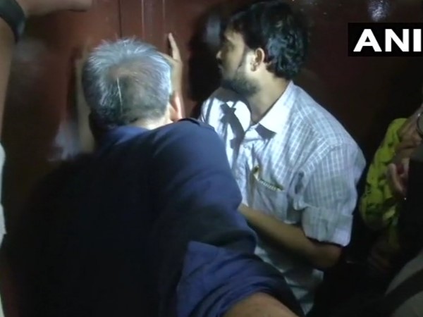 घटना के दौरान पुलिस ने इलाके को घेरा