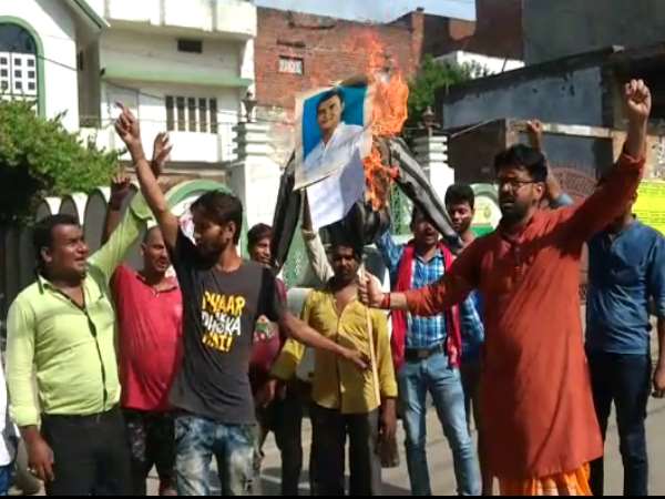 BJP worker blown up Congress President Rahul Gandhis effigy on defame defence minister BJP worker blown up Congress President Rahul Gandhis effigy on defame defence minister