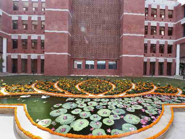 नए कार्यालय के वास्तु पर उठे सवाल