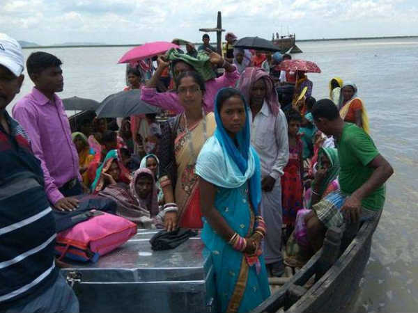 एक विवाह ऐसा भी: नाव पर चढ़ने से डरा दूल्हा तो बारात लेकर खुद पहुंच गई दुल्हन एक विवाह ऐसा भी: नाव पर चढ़ने से डरा दूल्हा तो बारात लेकर खुद पहुंच गई दुल्हन