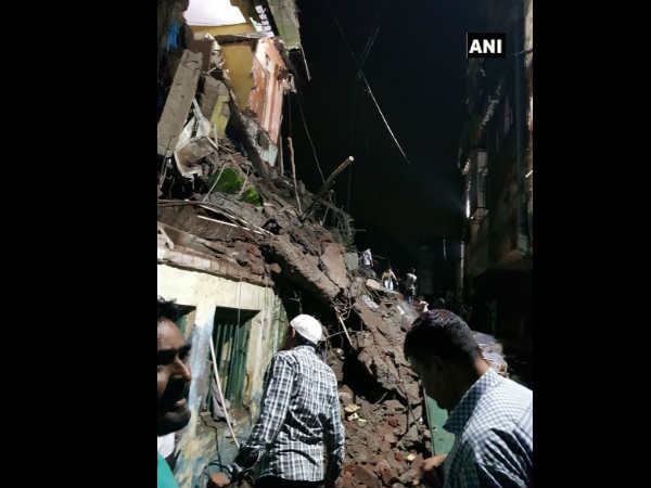 महाराष्ट्र: भिवंडी इलाके में 3 मंजिला इमारत गिरी, कई लोगों के फंसे होने की आशंका महाराष्ट्र: भिवंडी इलाके में 3 मंजिला इमारत गिरी, कई लोगों के फंसे होने की आशंका