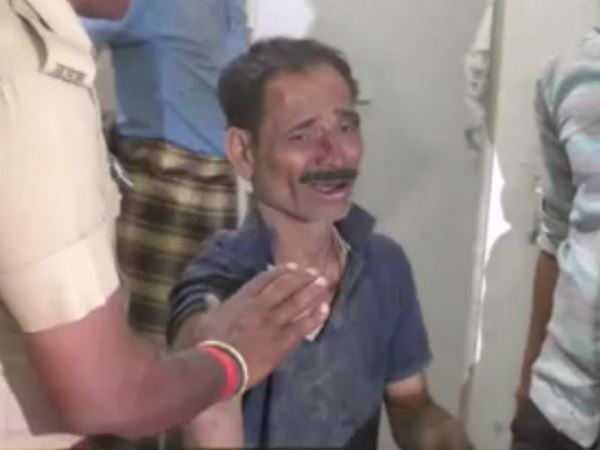 लखनऊ। उन्नाव में बलात्कार पीड़िता के पिता की पीट-पीट कर हत्या किए जाने के मामले में सीबीआई ने पांच के खिलाफ चार्जशीट दाखिल कर दी है। चार्जशीट में विनीत मिश्रा, रामशरण सिंह, बीरेंद्र सिंह, विधायक कुलदीप सेंगर का भाई अतुल सिंगह और एक अन्य के नाम हैं। चार्जशीट में रेप के आरोप में जेल में बंद उन्नाव के बांगरमऊ से भाजपा विधायक कुलदीप सिंह सेंगर का नाम नहीं है। रेप के मामले में भाजपा विधायक का नाम सामने आने के बाद पीड़िता को फर्जी मुकदमें में जेल भेजने और पीट कर मार देने का मामला सामने आया था। दोनों ही मामलों की जांच सीबीआई कर रही है। इस साल अप्रैल में उन्नाव में लड़की ने भाजपा विधायक और उसके साथियों पर गैंगरेप का आरोप लगाया था। इस मामले के बाद पुलिस ने पीड़िता के पिता को गिरफ्तार कर लिया। आरोप है कि फर्जी केस में फंसाकर उसे पीटी गया, जिससे उसकी मौत हो गई। मामले की जांच के 89 दिन बाद ये चार्जशीट दाखिल की गई है। मामले को लेकर पीड़िता सीएम आवास पर गई और वहां उसने खुद को आग लगाने की कोशिश की, जिसके बाद ये मामला मीडिया में आया। मामले के चर्चे में आने और सरकार पर अपने विधायक को बचाने के आरोप लगने के बाद केस सीबीआई को सौंपा गया। जिसके बाद सीबीआई ने भाजपा विधायक कुलदीप सेंगर, उसके भाई और दूसरे आरोपियों को गिरफ्तार किया। सेंगर फिलहाल सीतापुर जेल में है। ....... Howrah New Delhi Rajdhani Express halted in ghaziabad after bomb call received हावड़ा-नई दिल्ली राजधानी एक्सप्रेस में बम की सूचना से हड़कंप, गाजियाबाद में रोकी गई नई दिल्ली। हावड़ा- नई दिल्ली राजधानी एक्सप्रेस में लखनऊ। उन्नाव में बलात्कार पीड़िता के पिता की पीट-पीट कर हत्या किए जाने के मामले में सीबीआई ने पांच के खिलाफ चार्जशीट दाखिल कर दी है। चार्जशीट में विनीत मिश्रा, रामशरण सिंह, बीरेंद्र सिंह, विधायक कुलदीप सेंगर का भाई अतुल सिंगह और एक अन्य के नाम हैं। चार्जशीट में रेप के आरोप में जेल में बंद उन्नाव के बांगरमऊ से भाजपा विधायक कुलदीप सिंह सेंगर का नाम नहीं है। रेप के मामले में भाजपा विधायक का नाम सामने आने के बाद पीड़िता को फर्जी मुकदमें में जेल भेजने और पीट कर मार देने का मामला सामने आया था। दोनों ही मामलों की जांच सीबीआई कर रही है। इस साल अप्रैल में उन्नाव में लड़की ने भाजपा विधायक और उसके साथियों पर गैंगरेप का आरोप लगाया था। इस मामले के बाद पुलिस ने पीड़िता के पिता को गिरफ्तार कर लिया। आरोप है कि फर्जी केस में फंसाकर उसे पीटी गया, जिससे उसकी मौत हो गई। मामले की जांच के 89 दिन बाद ये चार्जशीट दाखिल की गई है। मामले को लेकर पीड़िता सीएम आवास पर गई और वहां उसने खुद को आग लगाने की कोशिश की, जिसके बाद ये मामला मीडिया में आया। मामले के चर्चे में आने और सरकार पर अपने विधायक को बचाने के आरोप लगने के बाद केस सीबीआई को सौंपा गया। जिसके बाद सीबीआई ने भाजपा विधायक कुलदीप सेंगर, उसके भाई और दूसरे आरोपियों को गिरफ्तार किया। सेंगर फिलहाल सीतापुर जेल में है। ....... Howrah New Delhi Rajdhani Express halted in ghaziabad after bomb call received हावड़ा-नई दिल्ली राजधानी एक्सप्रेस में बम की सूचना से हड़कंप, गाजियाबाद में रोकी गई नई दिल्ली। हावड़ा- नई दिल्ली राजधानी एक्सप्रेस में