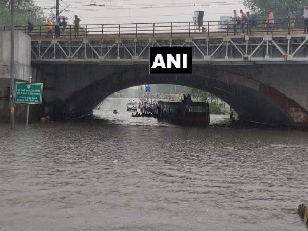 नई दिल्ली। दिल्ली में बारिश से भारी जलभराव पर दिल्ली हाईकोर्ट ने स्वतः संज्ञान लिया है। हाईकोर्ट ने मुख्य सचिव को मामले को लेकर बैठक करने और जरूरी कद उठाने को कहा है। कोर्ट ने दस दिन के भीतर मुख्य सचिव से कोर्ट में स्टेटस रिपोर्ट देने को कहा है। हाईकोर्ट ने सोमवार को नगर निकायो, दिल्ली जल बोर्ड, केंद्रीय शहरी विकास मंत्रालय को नोटिस जारी किए हैं। हाईकोर्ट ने जलभराव के चलते बसों को सड़कों पर डूबने का जिक्र करते हुए कहा है कि मुख्य सचिव बैठक कर इसकी रिपोर्ट दें। बता दें कि शुक्रवार को बारिश के बाद दिल्ली में जलभराव के चलते लोगों को भारी परेशानी का सामना करना पड़ा था। सोमवार को फिर से बारिश हुई तो एक बार फिर सड़कों पर इतना पानी भर गया कि वाहन बंद पड़ गए और लोग बेहज परेशान दिखे। वहीं मिन्टो ब्रिज के नीचे शुक्रवार और सोमवार दोनों दिन बारिश के बाद इतना पानी भर गया कि डीटीसी की बस की बस छत दिख रही थी। दोनों ही दिन काफी मशक्कत के बाद यात्रियों को बचाया गया। यहां तक कि कुछ यात्री तो खौफ में बस की छत पर चढ़ गए। पानी में समाई बस की तस्वीरें मीडिया में खूब दिखाई गईं। दिल्ली के कई इलाकों में हल्की बारिश से ही जलभराव भी हो जाता है। सोमवार को दोपहर के वक्त ज्यादा बारिश के बाद जलभराव की वजह से दिल्ली की ज्यादातर सड़कों पर वाहन रेंगते नजर आए। वहीं शुक्रवार को दिल्ली-एनसीआर में बारिश की वजह से जलभराव के बाद कई इलाकों में ट्रैफिक जाम हो गया था। जिससे घंटों लोग सड़कों पर फंसे रहे थे। नई दिल्ली। दिल्ली में बारिश से भारी जलभराव पर दिल्ली हाईकोर्ट ने स्वतः संज्ञान लिया है। हाईकोर्ट ने मुख्य सचिव को मामले को लेकर बैठक करने और जरूरी कद उठाने को कहा है। कोर्ट ने दस दिन के भीतर मुख्य सचिव से कोर्ट में स्टेटस रिपोर्ट देने को कहा है। हाईकोर्ट ने सोमवार को नगर निकायो, दिल्ली जल बोर्ड, केंद्रीय शहरी विकास मंत्रालय को नोटिस जारी किए हैं। हाईकोर्ट ने जलभराव के चलते बसों को सड़कों पर डूबने का जिक्र करते हुए कहा है कि मुख्य सचिव बैठक कर इसकी रिपोर्ट दें। बता दें कि शुक्रवार को बारिश के बाद दिल्ली में जलभराव के चलते लोगों को भारी परेशानी का सामना करना पड़ा था। सोमवार को फिर से बारिश हुई तो एक बार फिर सड़कों पर इतना पानी भर गया कि वाहन बंद पड़ गए और लोग बेहज परेशान दिखे। वहीं मिन्टो ब्रिज के नीचे शुक्रवार और सोमवार दोनों दिन बारिश के बाद इतना पानी भर गया कि डीटीसी की बस की बस छत दिख रही थी। दोनों ही दिन काफी मशक्कत के बाद यात्रियों को बचाया गया। यहां तक कि कुछ यात्री तो खौफ में बस की छत पर चढ़ गए। पानी में समाई बस की तस्वीरें मीडिया में खूब दिखाई गईं। दिल्ली के कई इलाकों में हल्की बारिश से ही जलभराव भी हो जाता है। सोमवार को दोपहर के वक्त ज्यादा बारिश के बाद जलभराव की वजह से दिल्ली की ज्यादातर सड़कों पर वाहन रेंगते नजर आए। वहीं शुक्रवार को दिल्ली-एनसीआर में बारिश की वजह से जलभराव के बाद कई इलाकों में ट्रैफिक जाम हो गया था। जिससे घंटों लोग सड़कों पर फंसे रहे थे।