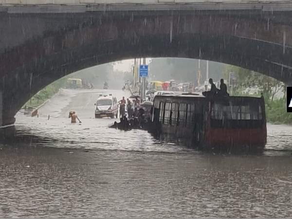 Delhi rain bus got stuck in waterlogged road under Minto Bridge Delhi rain bus got stuck in waterlogged road under Minto Bridge