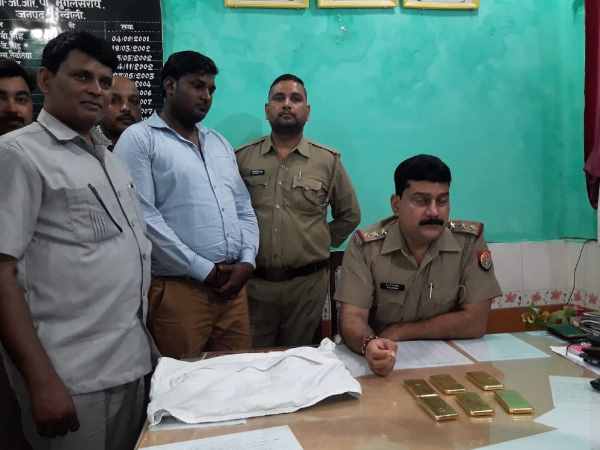 Chandauli Railway Police arrested a person with gold biscuits weighing upto 6 kgs Chandauli Railway Police arrested a person with gold biscuits weighing upto 6 kgs