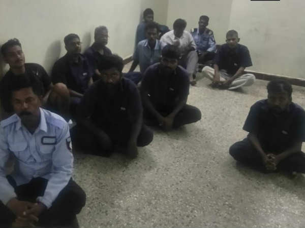 VIDEO: 11 साल की बच्ची से महीनों तक रेप करने वाले दरिंदों की कोर्ट परिसर में हुई धुनाई VIDEO: 11 साल की बच्ची से महीनों तक रेप करने वाले दरिंदों की कोर्ट परिसर में हुई धुनाई
