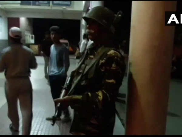 जम्मू-कश्मीर: लश्कर आतंकियों ने CRPF कैंप पर फेंका ग्रेनेड, 3 जवान घायल जम्मू-कश्मीर: लश्कर आतंकियों ने CRPF कैंप पर फेंका ग्रेनेड, 3 जवान घायल