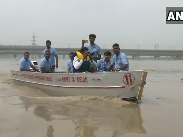 दिल्ली: लगातार बढ़ रहा यमुना का जलस्तर, बाढ़ की चेतावनी जारी दिल्ली: लगातार बढ़ रहा यमुना का जलस्तर, बाढ़ की चेतावनी जारी
