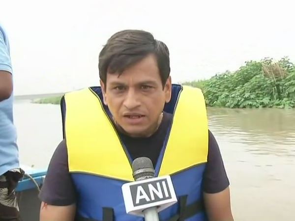 दिल्ली: लगातार बढ़ रहा यमुना का जलस्तर, बाढ़ की चेतावनी जारी दिल्ली: लगातार बढ़ रहा यमुना का जलस्तर, बाढ़ की चेतावनी जारी