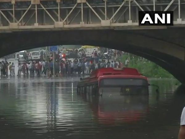 मिंटो ब्रिज पर डूब गई डीटीसी की बस