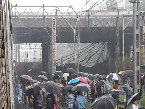 मलबे में कुछ लोग दबे हो सकते हैं