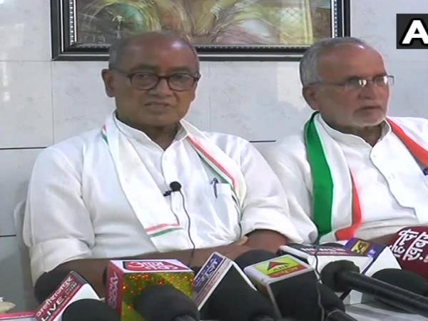 भोपाल। मध्य प्रदेश के पूर्व मुख्यमंत्री और कांग्रेस नेता दिग्विजय सिंह ने कहा है कि देश में जिस तरह से सरार धार्मिक कट्टरता को शह दे रही है, वो बेहद खतरनाक है। दिग्विजय ने कहा कि जिस तरह पाकिस्तान में जिया उल हक ने धार्मिक कट्टरता को बढ़ावा दिया और वहां आतंकवाद ने जन्म लिया। उसी तरह भारत में भी सत्तारूढ़ दल कथित हिंदुत्व को बढ़ावा दे रहा है जो उसी तरह से खतरनाक ट्रेंड है। दिग्विजय सिंह ने कहा कि अतिवाद से ही आतंकवाद का जन्म होता है। पाकिस्तान में जब जिया-उल-हक ने धार्मिक अतिवाद को बढ़ावा दिया तो वहां आतंकवाद बढा। ऐसा ही अब भारत में भी होता दिख रहा है। सरकार कथित हिंदुत्व के नाम पर धार्मिक उन्माद को बढ़ावा दे रही है, जो खतरनाक है। दिग्विजय सिंह कई बार हिन्दुत्व को लेकर टिप्पणियां कर चुके हैं। गुरुवार को ही इंदौर में उन्होंने कहा था कि मैंने हिंदू आतंकवाद कभी नहीं कहा लेकिन संघी आतंकवाद कहा है। क्योंकि आतंकवादी जब पकड़े जाते हैं तो अक्सर संघ के ही निकलते हैं। सभी संघी आतंकवादी होते हैं, मैं ऐसा भी नहीं कह रहा हूं। बता दें कि इस तरह के शब्दों को लेकर भाजपा लगातार कांग्रेस को घेरती रही है। बुधवार को कांग्रेस सांसद शशि थरूर ने कहा था कि अगर 2019 के चुनाव में भाजपा फिर से जीतती है और उसकी सरकार आती है तो भारत हिंदू पाकिस्तान बन जाएगा। इस बयान को लेकर भी भाजपा ने जमकर कांग्रेस और उसके अध्यक्ष राहुल गांधी को निशाना बनाया है। भाजपा नेताओं का कहना है कि कांग्रेस हिन्दू विरोधी पार्टी है, इसीलिए इस तरह के बयान उसके नेता देते हैं। भोपाल। मध्य प्रदेश के पूर्व मुख्यमंत्री और कांग्रेस नेता दिग्विजय सिंह ने कहा है कि देश में जिस तरह से सरार धार्मिक कट्टरता को शह दे रही है, वो बेहद खतरनाक है। दिग्विजय ने कहा कि जिस तरह पाकिस्तान में जिया उल हक ने धार्मिक कट्टरता को बढ़ावा दिया और वहां आतंकवाद ने जन्म लिया। उसी तरह भारत में भी सत्तारूढ़ दल कथित हिंदुत्व को बढ़ावा दे रहा है जो उसी तरह से खतरनाक ट्रेंड है। दिग्विजय सिंह ने कहा कि अतिवाद से ही आतंकवाद का जन्म होता है। पाकिस्तान में जब जिया-उल-हक ने धार्मिक अतिवाद को बढ़ावा दिया तो वहां आतंकवाद बढा। ऐसा ही अब भारत में भी होता दिख रहा है। सरकार कथित हिंदुत्व के नाम पर धार्मिक उन्माद को बढ़ावा दे रही है, जो खतरनाक है। दिग्विजय सिंह कई बार हिन्दुत्व को लेकर टिप्पणियां कर चुके हैं। गुरुवार को ही इंदौर में उन्होंने कहा था कि मैंने हिंदू आतंकवाद कभी नहीं कहा लेकिन संघी आतंकवाद कहा है। क्योंकि आतंकवादी जब पकड़े जाते हैं तो अक्सर संघ के ही निकलते हैं। सभी संघी आतंकवादी होते हैं, मैं ऐसा भी नहीं कह रहा हूं। बता दें कि इस तरह के शब्दों को लेकर भाजपा लगातार कांग्रेस को घेरती रही है। बुधवार को कांग्रेस सांसद शशि थरूर ने कहा था कि अगर 2019 के चुनाव में भाजपा फिर से जीतती है और उसकी सरकार आती है तो भारत हिंदू पाकिस्तान बन जाएगा। इस बयान को लेकर भी भाजपा ने जमकर कांग्रेस और उसके अध्यक्ष राहुल गांधी को निशाना बनाया है। भाजपा नेताओं का कहना है कि कांग्रेस हिन्दू विरोधी पार्टी है, इसीलिए इस तरह के बयान उसके नेता देते हैं।