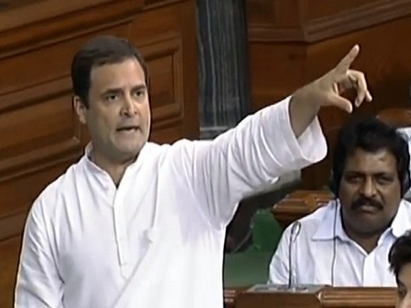 राहुल गांधी पीएम मोदी के गले मिले