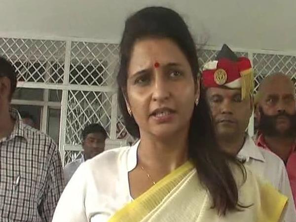 farrukhabad DM sudden visit to ram manohar lohia hospital and suspended a clerk farrukhabad DM sudden visit to ram manohar lohia hospital and suspended a clerk