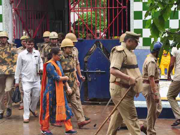 saharanpur DM SSP did surprise inspection of prisons found objectionable items saharanpur DM SSP did surprise inspection of prisons found objectionable items