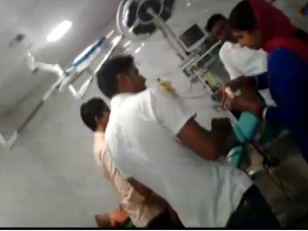 shamli 8th class paas hospital owner seen to perform operation shamli 8th class paas hospital owner seen to perform operation