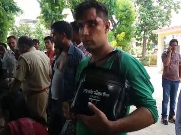 Shamli bus looted by goons at gun point Shamli bus looted by goons at gun point