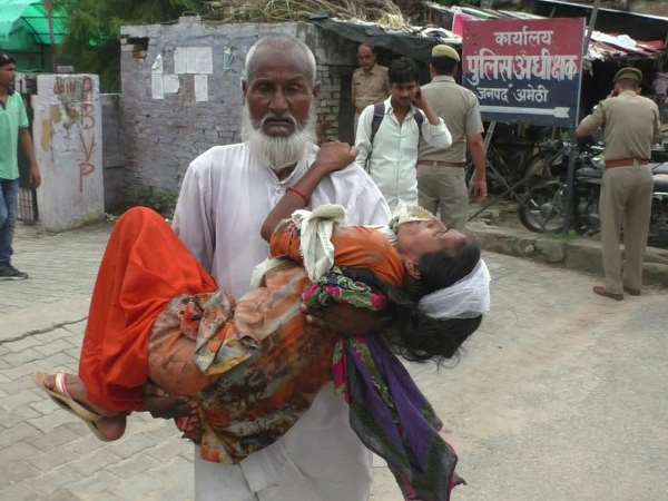 amethi man lift his wife ON his lap to ask justice amethi man lift his wife ON his lap to ask justice
